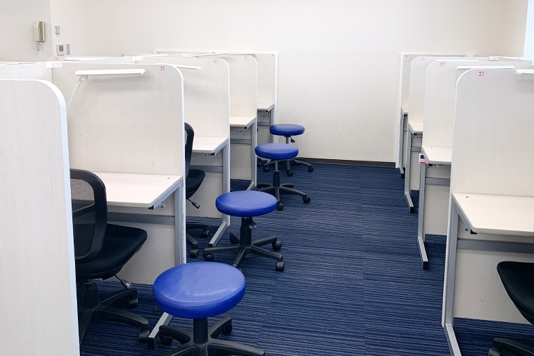 充実の学習環境:個別指導ブース。演習中も講師がいつも隣にいて、質問がしやすい環境です。