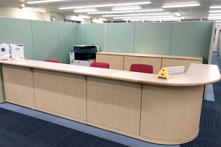 充実の学習環境:開放的な受付カウンター。お気軽にお声かけください