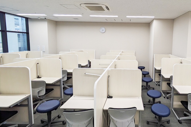 充実の学習環境:パーテーションで1人ずつ区切られているので、自分の勉強に集中できます。