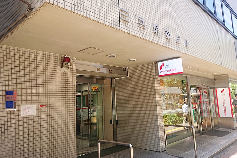 充実の学習環境:こちらが正面入口です。安心・安全の立地です。