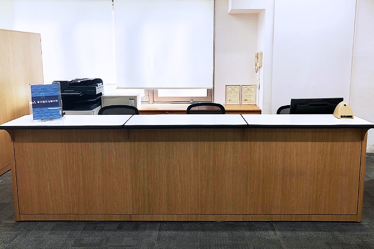 充実の学習環境:開放的な受付カウンター。ご質問・ご相談など、どんな小さなことでもお気軽にお声かけください。