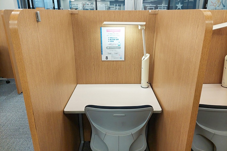 充実の学習環境:自習スペースは1人ひとり区切られた設計。しっかりと自分の勉強に集中できます!