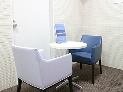 充実の学習環境:オープンな環境のフリースペース。お気軽にご質問・ご相談などをしていただけます。