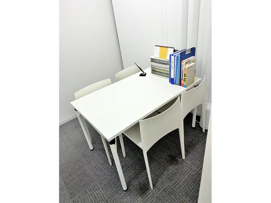 充実の学習環境:面談室は進路の話、学習相談、日常のお話、面接対策などで教室長・コーチと共に落ち着いてお話をする場所にしています。