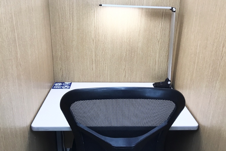 充実の学習環境:パーソナルに区切られた自習席。集中しやすいとご好評いただいています。