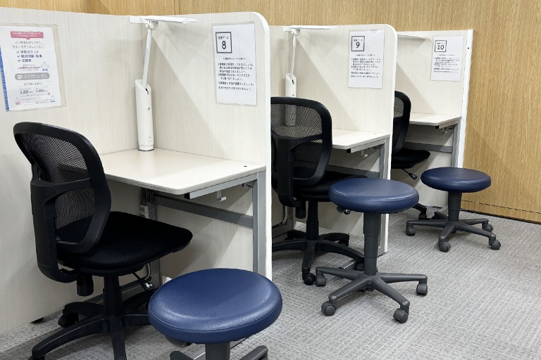 充実の学習環境:個別指導ブース。演習中も講師がいつも隣にいて、質問がしやすい環境です。