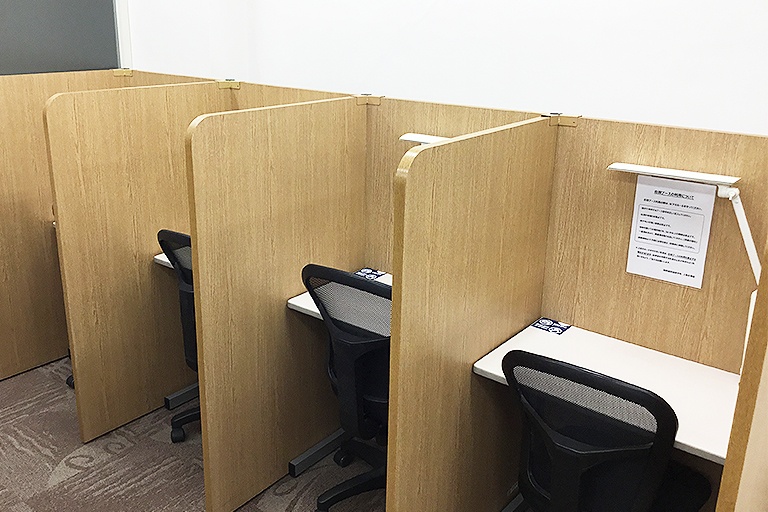 充実の学習環境:当教室の生徒であれば、無料でご利用いただける自習席です。集中しやすいと評判です!