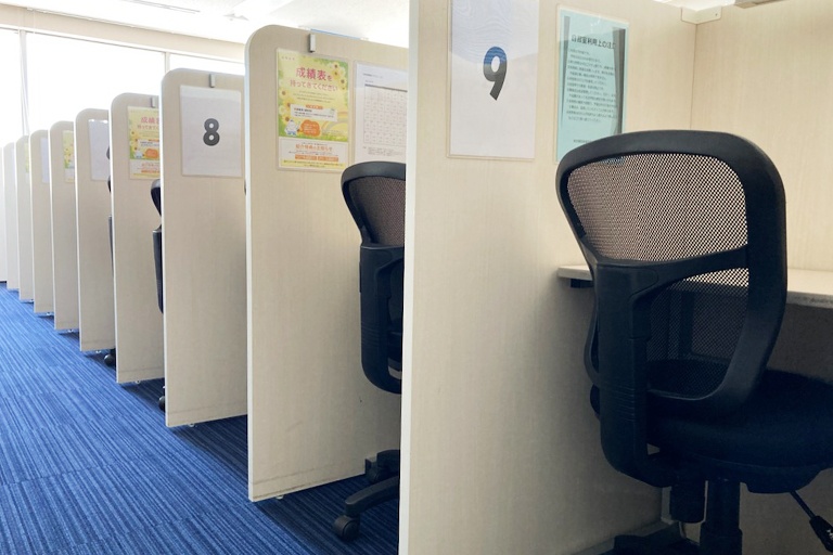 充実の学習環境:自習スペースは1人ひとり区切られているため集中もしっかりできます!わからないことはどんどん質問しましょう!