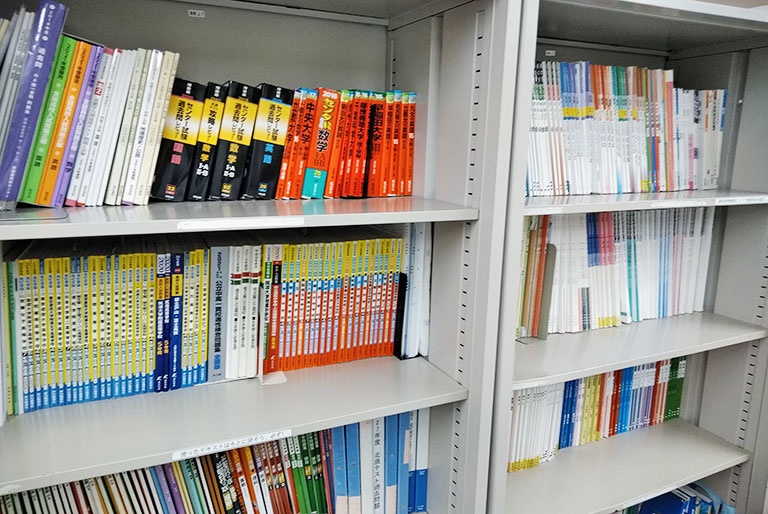 充実の学習環境:対応テキストは十分な種類・量を準備。お子さまの課題や目標に合わせて対応しています。