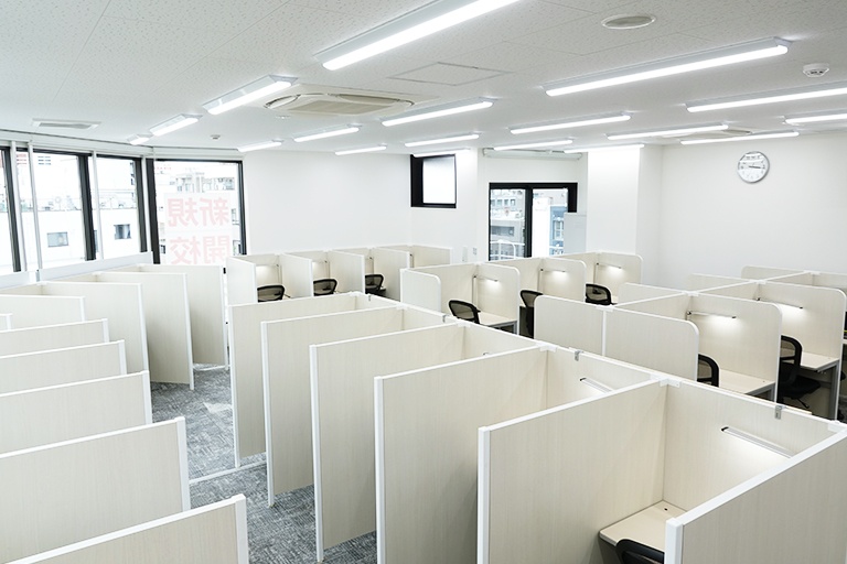 充実の学習環境:集中しやすいようブースごとにパーテーションで区切っています。