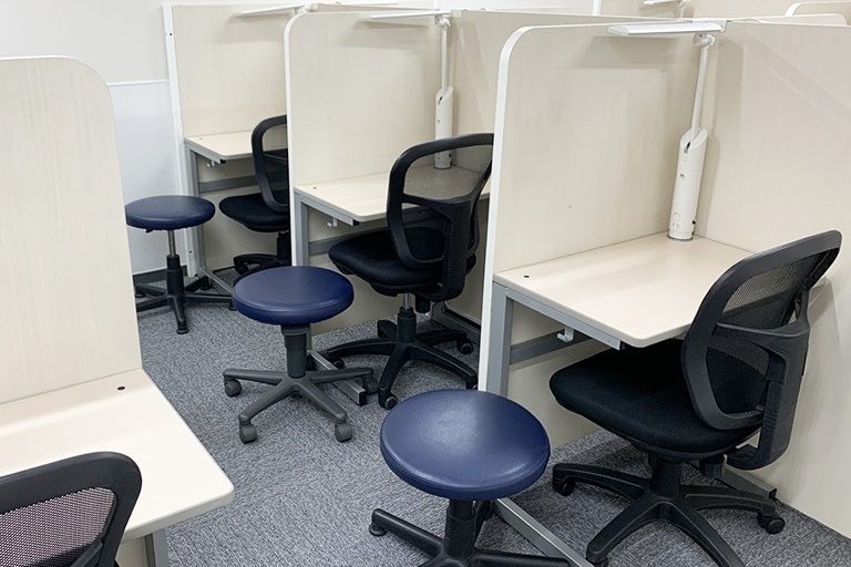 充実の学習環境:パーテーションで1人ずつ区切られているので、自分の勉強に集中できます。