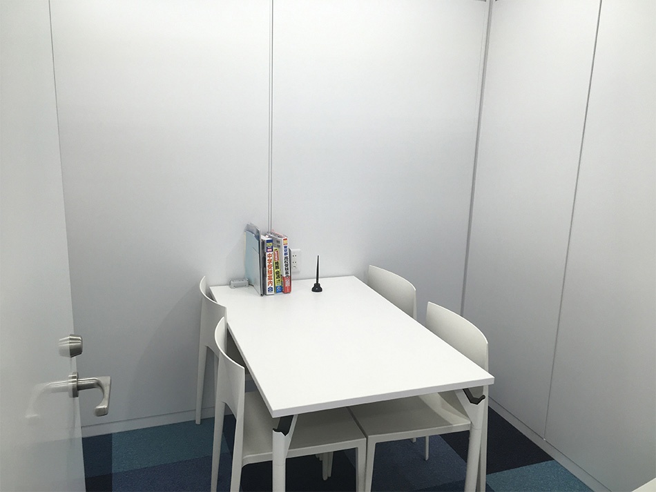 充実の学習環境:面談室。保護者様、生徒様との面談室は、清潔な個室です。学習や進路についてしっかりと話ができます。