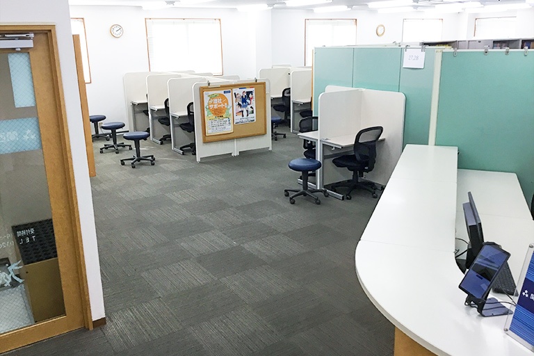 充実の学習環境:教室は明るく開放的で、塾に来たくなるような雰囲気を心がけています。