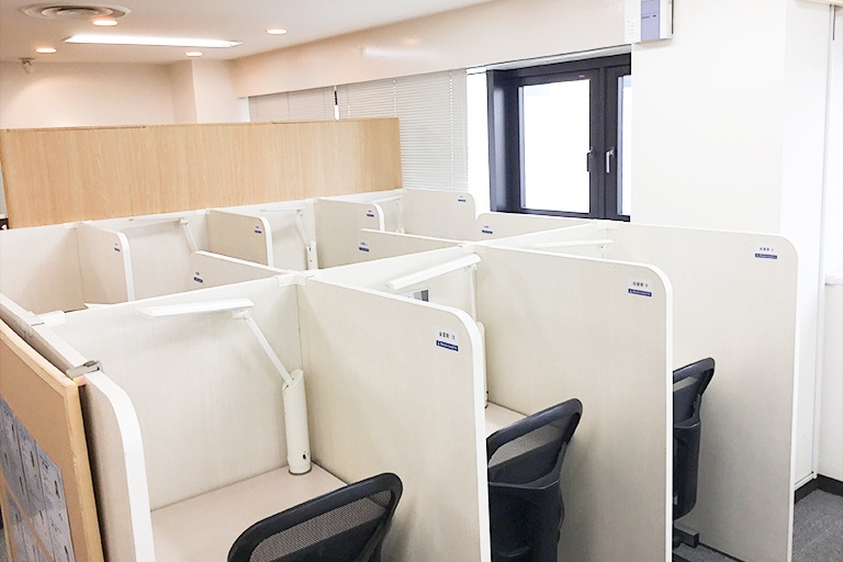 充実の学習環境:自習スペースは1人ひとり区切られた設計。しっかりと自分の勉強に集中できます!