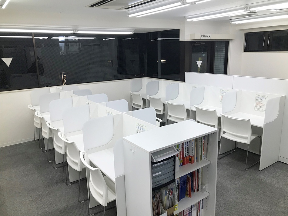 充実の学習環境:自習席はたっぷり20席完備しています。集中して学習に取り組めます。