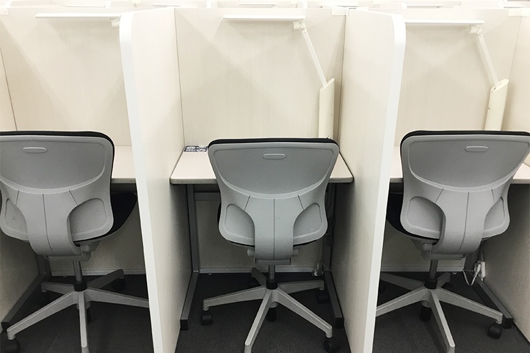 充実の学習環境:こちらも集中しやすいようパーテーションで仕切られています。