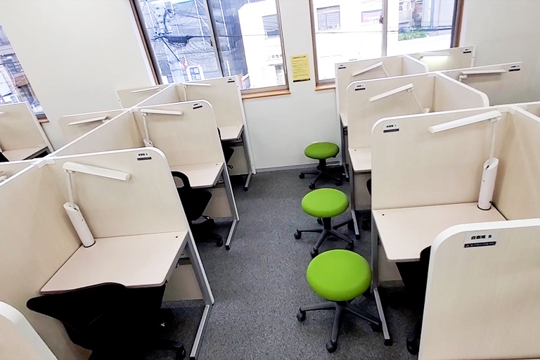 充実の学習環境:無料で使用できる自習席。集中しやすいと評判です。