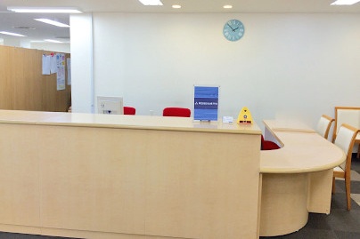 充実の学習環境:教室で何かわからないことがあれば、受付カウンターまでお気軽にご相談ください。