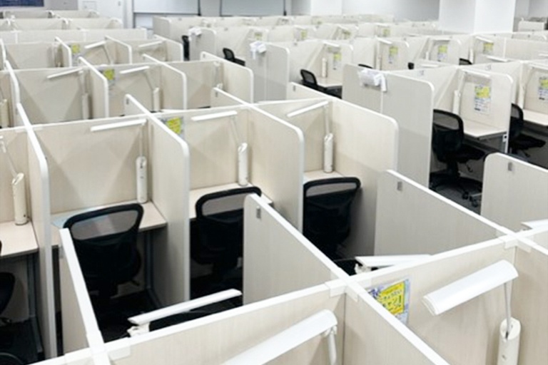 充実の学習環境：自習スペースは十分な座席数がございますので、隙間時間も有効活用いただけます。