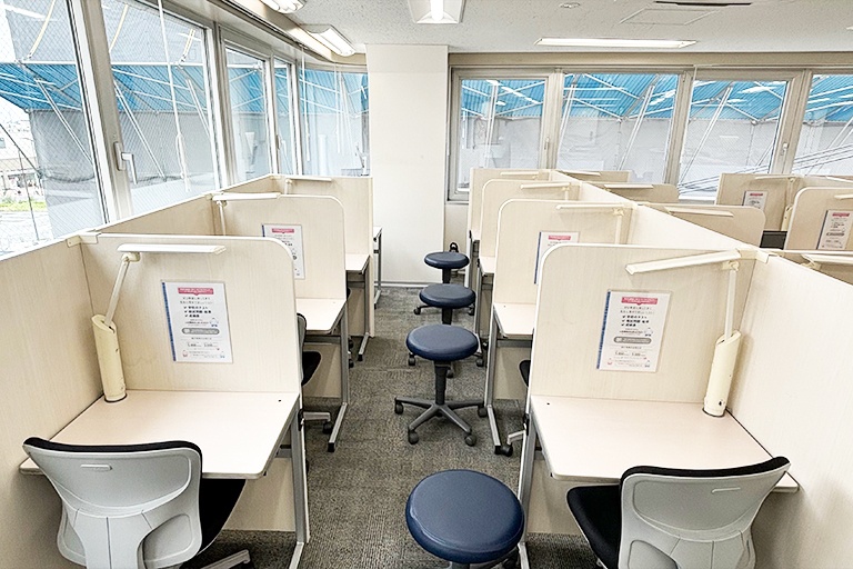 充実の学習環境:集中しやすいようパーテーションで区切られた授業ブース。