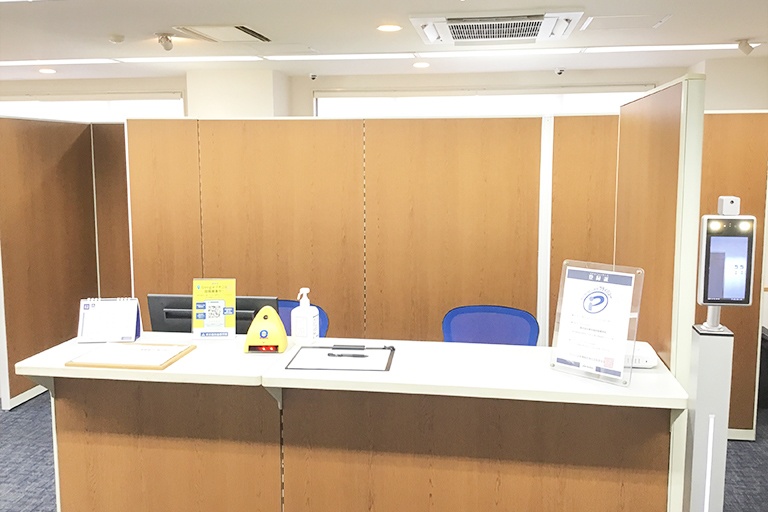 充実の学習環境:開放的な受付カウンター。ご質問・ご相談など、どんな小さなことでもお気軽にお声かけください