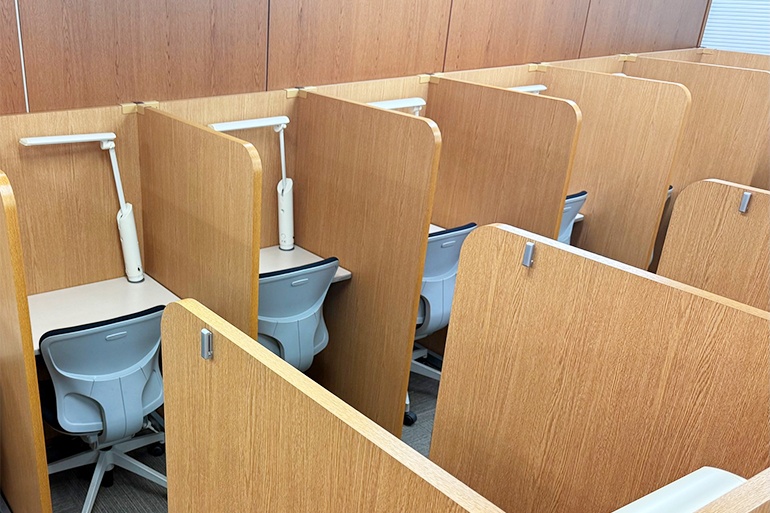 充実の学習環境:静かで集中しやすい自習スペース。