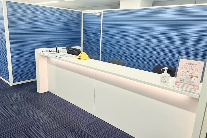 充実の学習環境:明るく清潔なエントランス。小さなことでもお気軽にご質問・ご相談ください。