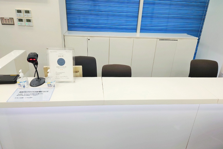 充実の学習環境:教室で何かわからないことがあれば、受付カウンターまでお気軽にご相談ください。