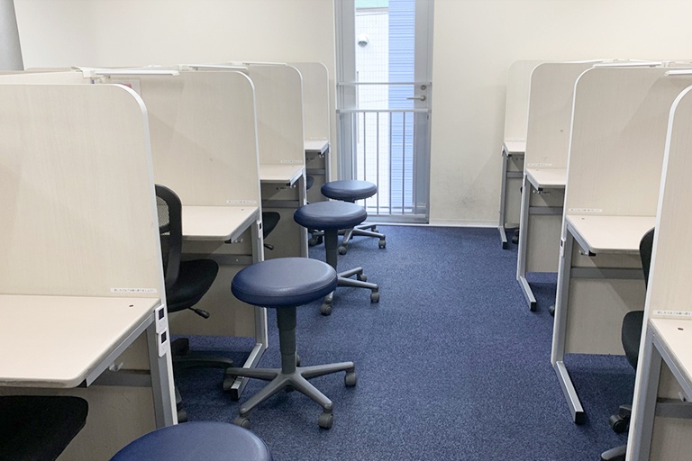 充実の学習環境:集中しやすいようパーテーションで区切られた授業ブース。