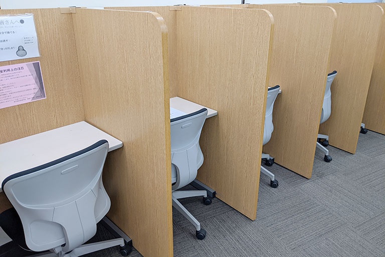 充実の学習環境:無料で使用できる自習席。集中しやすいと評判です。