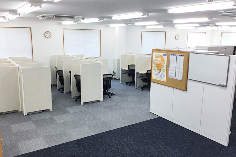 充実の学習環境:教室は明るく開放的で、塾に来たくなるような雰囲気を心がけています。