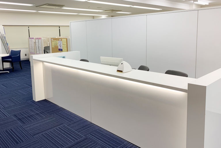 充実の学習環境:開放的な受付カウンター。ご質問・ご相談など、どんな小さなことでもお気軽にお声かけください。