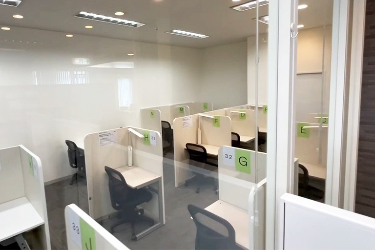 充実の学習環境:自習スペースは授業ブースとは分離していて 静かな環境。集中しやすいと評判です。