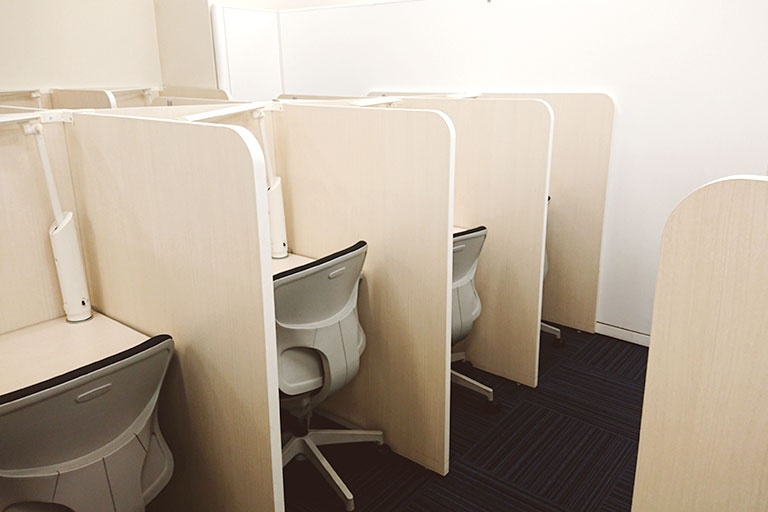 充実の学習環境:パーソナルに区切られた自習席。集中しやすいとご好評いただいています。