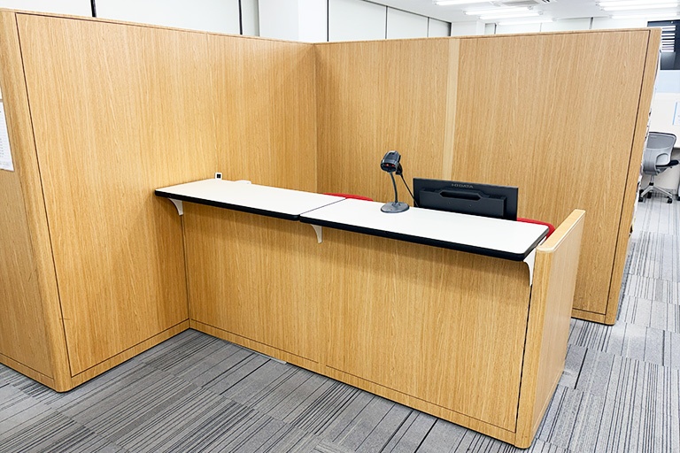 充実の学習環境:開放的な受付カウンター。ご質問・ご相談など、どんな小さなことでもお気軽にお声かけください