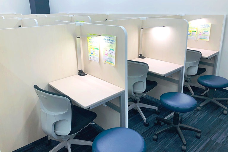 充実の学習環境:個別指導ブース。演習中も講師がいつも隣にいて、質問がしやすい環境です。