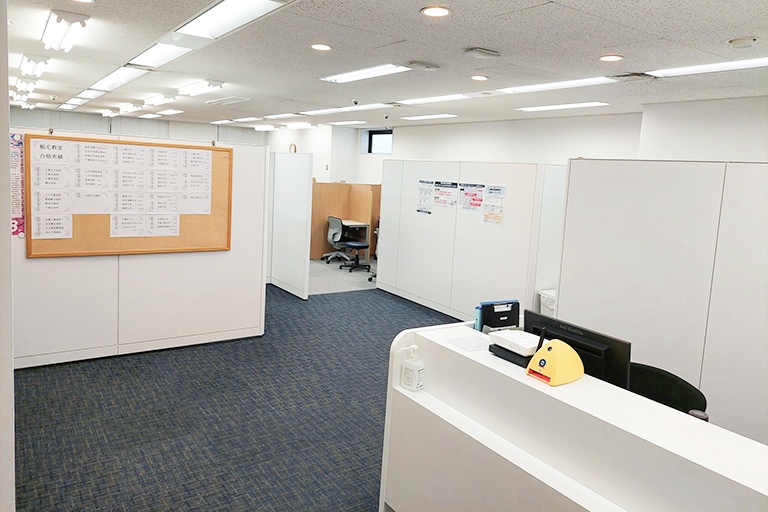 充実の学習環境:明るく清潔なエントランス。入りやすい雰囲気づくりを心がけています。