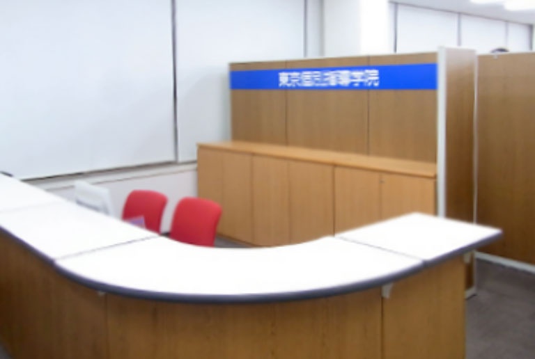 充実の学習環境:開放的な受付カウンター。ご質問・ご相談など、どんな小さなことでもお気軽にお声かけください