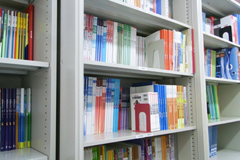 充実の学習環境:対応テキストは十分な種類・量を準備。お子さまの課題や目標に合わせて対応しています。