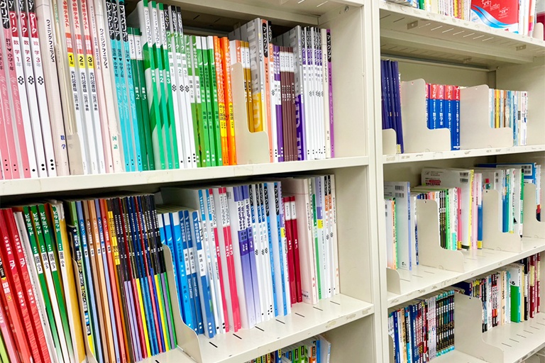 充実の学習環境:対応テキストは十分な種類・量を準備。お子さまの課題や目標に合わせて対応しています。