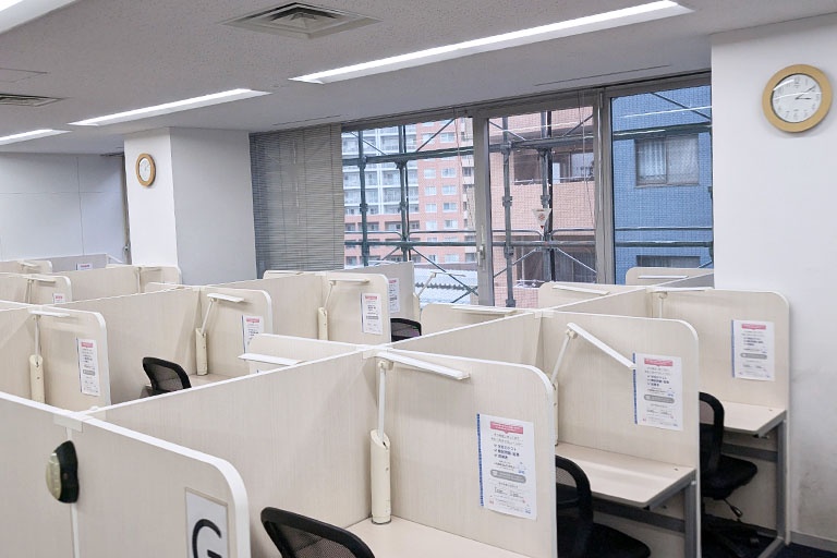 充実の学習環境:コーチが隣に座ってレッスンするので質問がしやすい環境です。