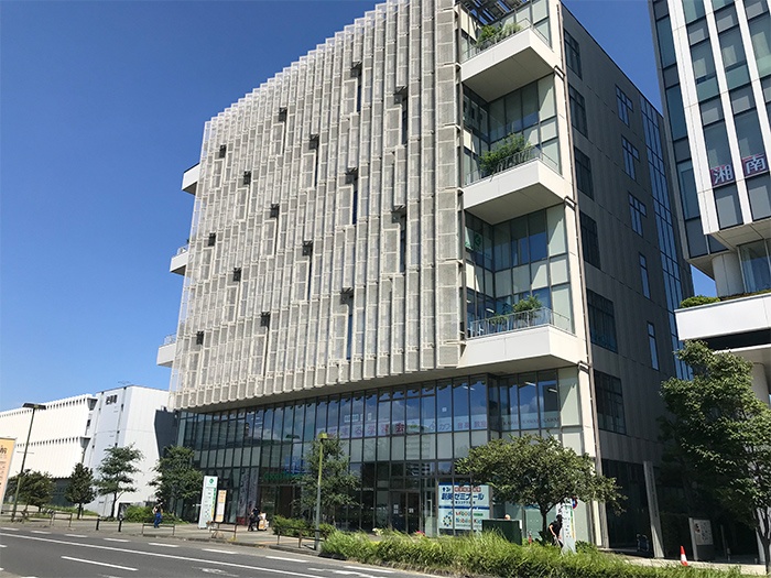 充実の学習環境:JR辻堂駅から徒歩5分。「ココテラス湘南」の3階です。