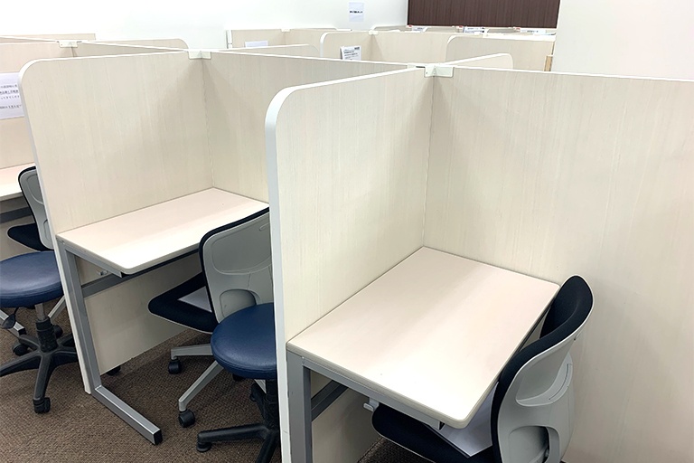 充実の学習環境:パーテーションで1人ずつ区切られているので、自分の勉強に集中できます。