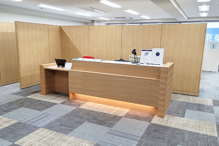 充実の学習環境:開放的な受付カウンター。ご質問・ご相談など、どんな小さなことでもお気軽にお声かけください。