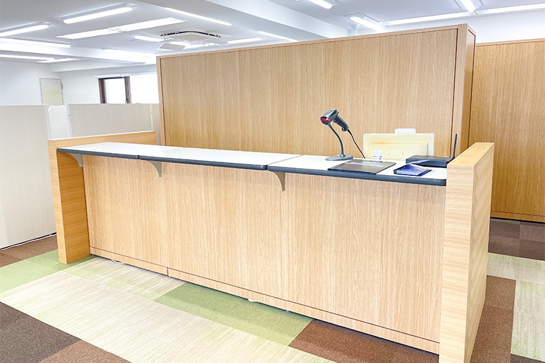 充実の学習環境:開放的な受付カウンター。ご質問・ご相談など、どんな小さなことでもお気軽にお声かけください