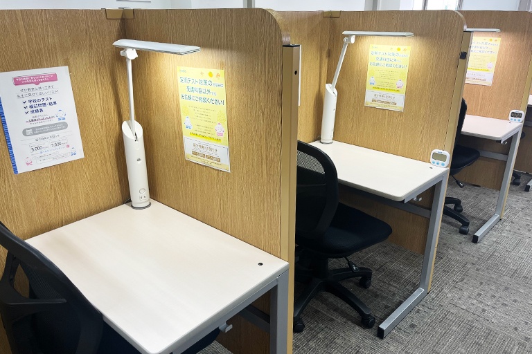 充実の学習環境:集中しやすいようパーテーションで区切られた授業ブース。