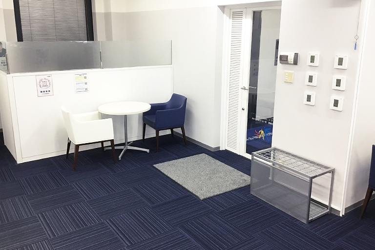 充実の学習環境:明るく清潔なエントランス。入りやすい雰囲気づくりを心がけています。