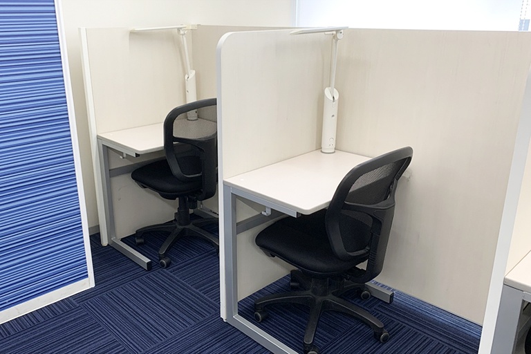 充実の学習環境:パーソナルに区切られた自習席。集中しやすいとご好評いただいています。