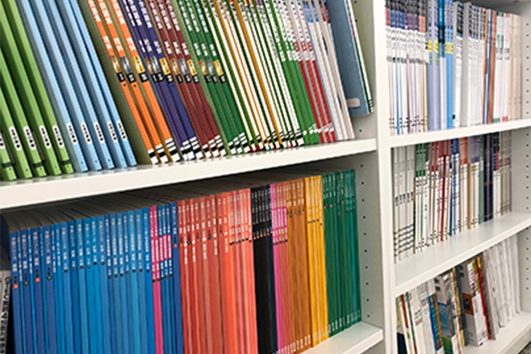 充実の学習環境:対応テキストや問題は、多種多様。お子さまの課題や目標に合わせて対応しています。