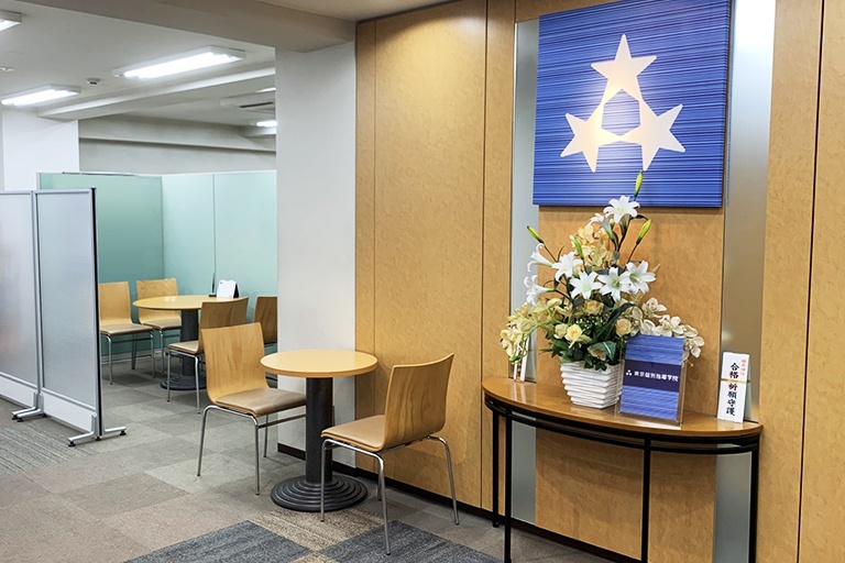 充実の学習環境:オープンな環境のフリースペース。お気軽にご質問・ご相談などをしていただけます。